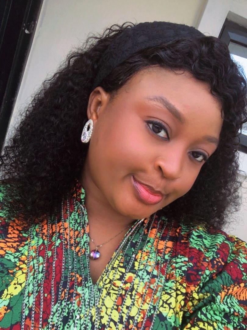 A Kinkie’s Place customer wearing a long curly unit